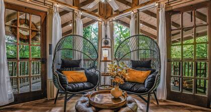 Light'n Bug Bungalow: Pet Friendly, FREE Attraction Tickets, Hot Tub, & Firepit