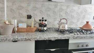 Frigorífic, forn, placa de cuina i cafetera i tetera