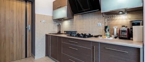 Frigorífico, microondas, placa de cocina y cafetera o tetera