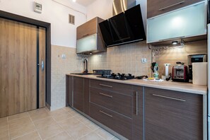 Réfrigérateur, micro-ondes, plaque de cuisson, cafetière/bouilloire