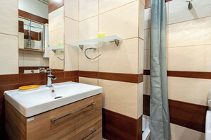 Shower, free toiletries, hair dryer, towels - Szeligiewicza Comfort Studio (Katowice)