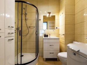 Dusj, hårføner, håndklær og såpe