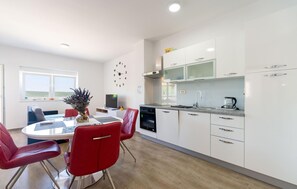 Kjøleskap, ovn, kokeplater og oppvaskmaskin