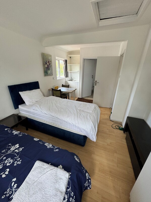 3 bedrooms, WiFi, bed sheets - Hounslow west best location London (Hounslow)