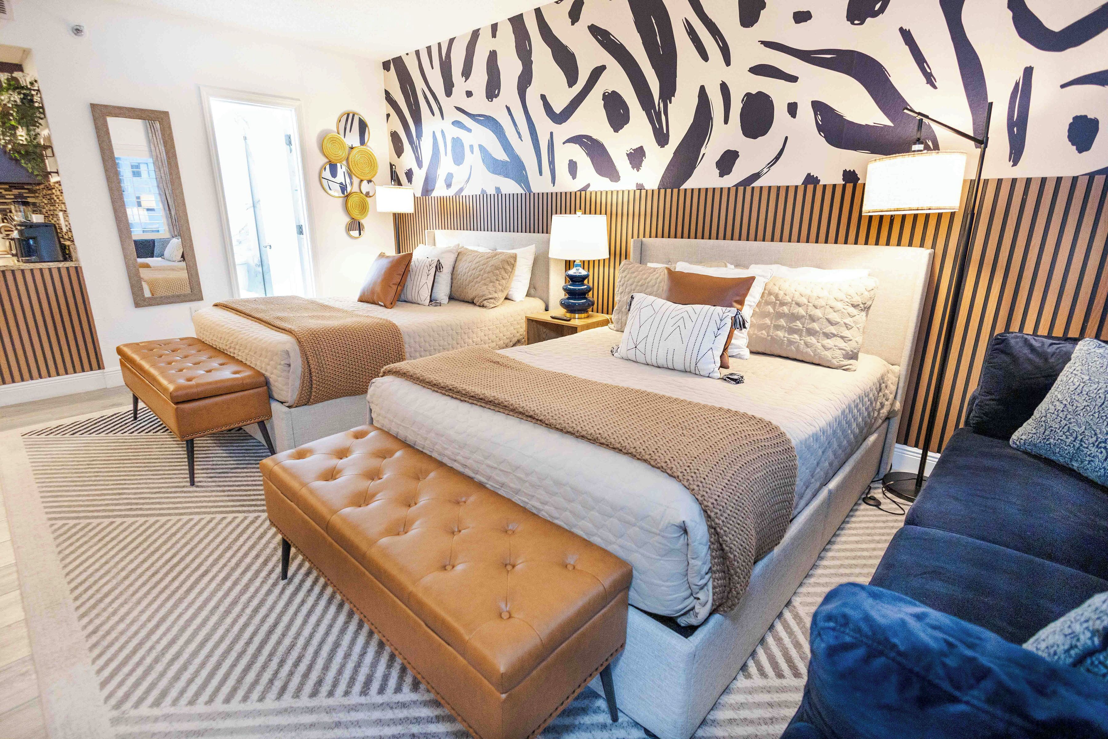 1 sovrum, skrivbord, strykjärn/strykbräda och resesäng