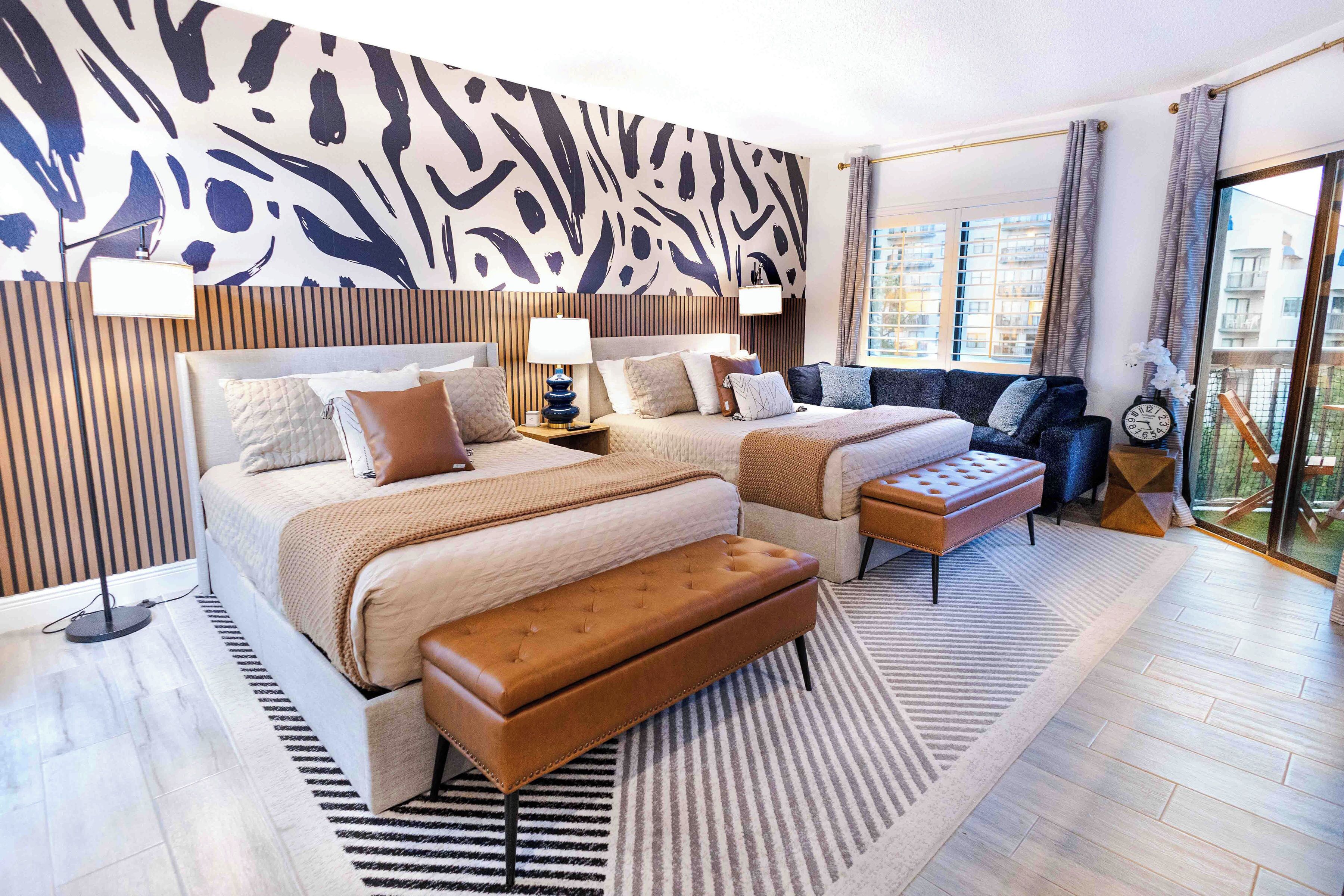 1 slaapkamer, een bureau, een strijkplank/strijkijzer, reisbedje