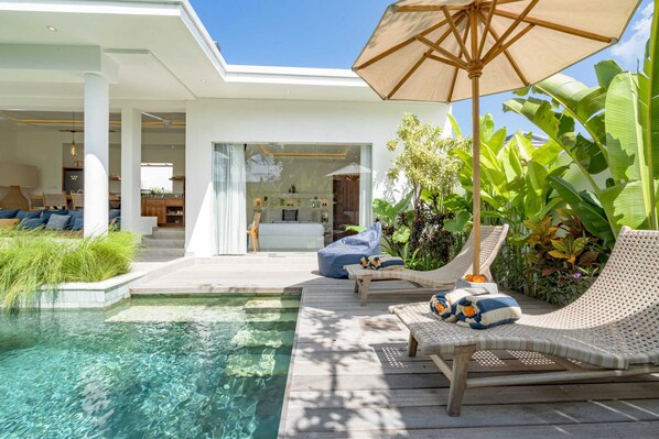 Villa básica | Piscina | Una piscina al aire libre