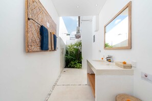 Basic Villa | Bathroom | Shower, hair dryer, towels, soap - Villa Palikua (Tabanan)