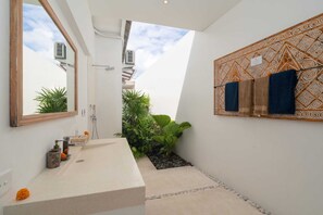 Basic Villa | Bathroom | Shower, hair dryer, towels, soap - Villa Palikua (Tabanan)