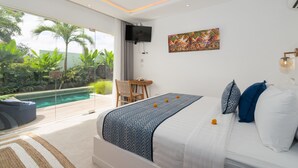 Une chambre moderne avec un grand lit, un téléviseur fixé au mur et une vue sur une piscine.