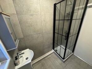 Shower, hair dryer, towels, soap - City Escape (Enfield)