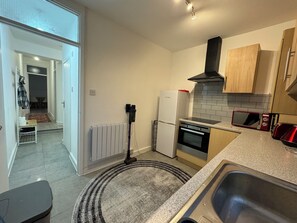 Fridge, microwave, oven, stovetop - City Escape (Enfield)