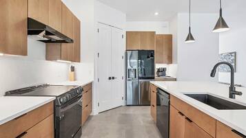 Kühlschrank, Mikrowelle, Ofen, Herdplatte