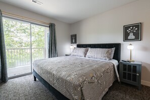 2 bedrooms, iron/ironing board, free WiFi, bed sheets - Walk-In ~ Pond View ~ Near the 76 Strip ~ FREE TICKETS INCLUDED! (GS34-15) (Branson)