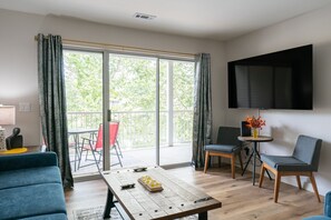 TV - Walk-In ~ Pond View ~ Near the 76 Strip ~ FREE TICKETS INCLUDED! (GS34-15) (Branson)