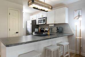 Fridge, microwave, oven, stovetop - Walk-In ~ Pond View ~ Near the 76 Strip ~ FREE TICKETS INCLUDED! (GS34-15) (Branson)