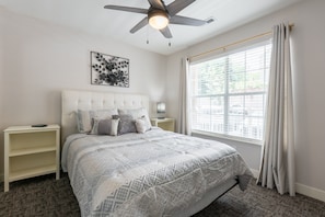 2 bedrooms, iron/ironing board, free WiFi, bed sheets - Walk-In ~ Pond View ~ Near the 76 Strip ~ FREE TICKETS INCLUDED! (GS34-15) (Branson)