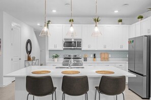 Kylskåp, mikrovågsugn, ugn och spishäll