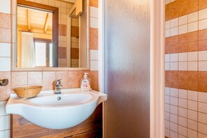 Shower, free toiletries, hair dryer, towels - Country House 'Can Pedro - Sa Torre Nova' with Sea View, Wi-Fi and Air Conditioning (San Llorenç de Cardessar)