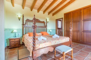 5 Schlafzimmer, Schreibtisch, Bügeleisen/Bügelbrett, kostenloses WLAN