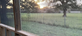 Cozy cabin in Glen Rose with AC, WiFi, Close to all major attractions!