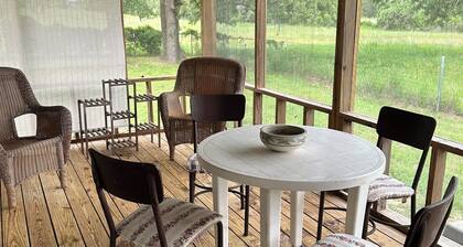Cozy cabin in Glen Rose with AC, WiFi, Close to all major attractions!