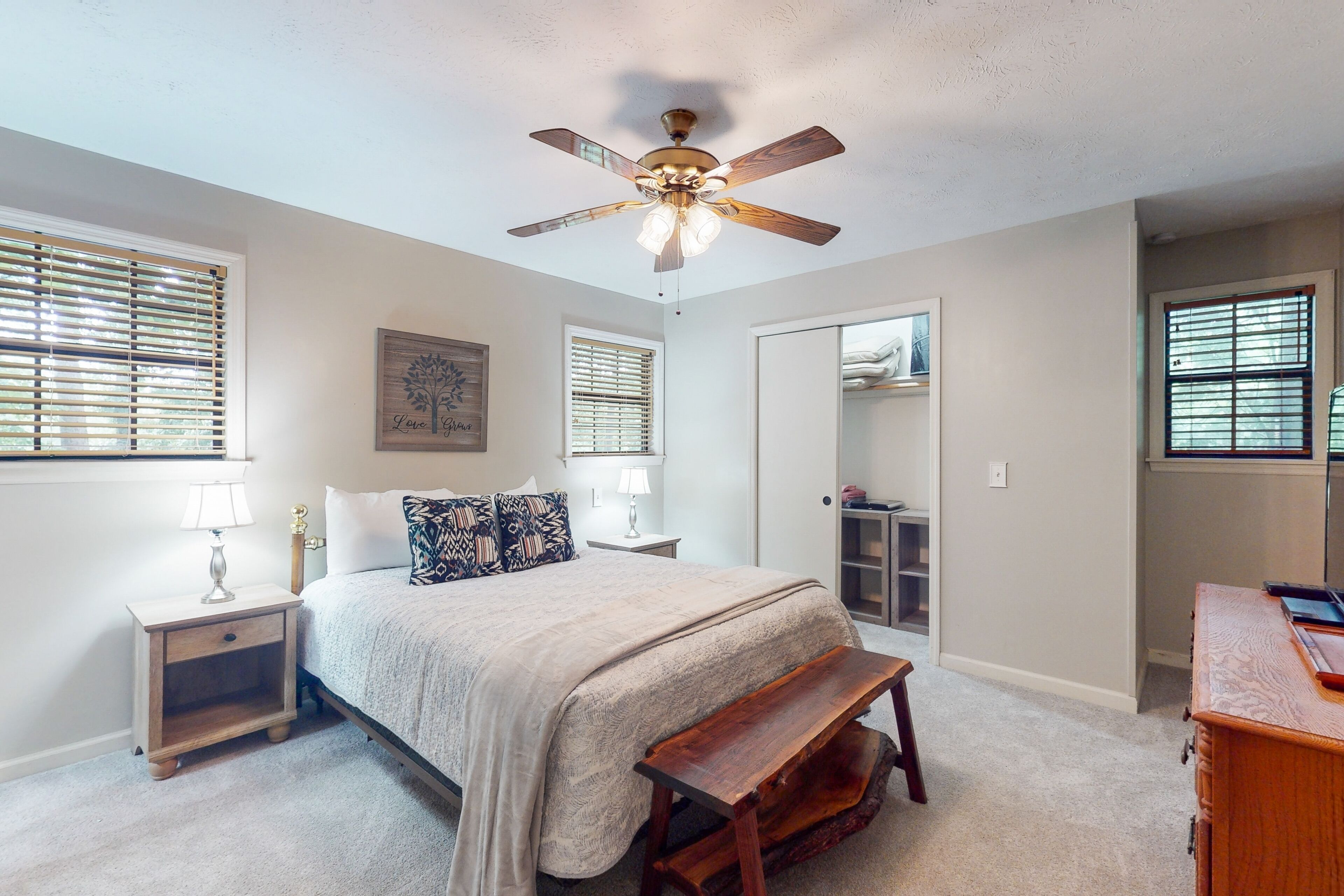 3 bedrooms, iron/ironing board, internet, bed sheets