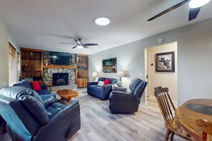 Una televisión, un reproductor de DVD, un reproductor estéreo