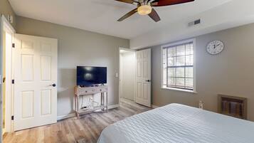 3 bedrooms, iron/ironing board, internet, bed sheets