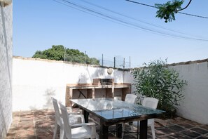 Outdoor dining - Holiday Home 'Casa El Pino' with Shared Pool, Wi-Fi and Air Conditioning (Barbate)