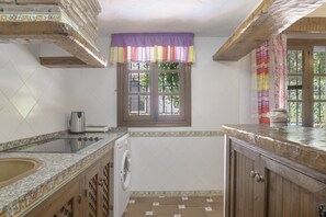 Mikrowelle, Herdplatte, Wasserkocher mit Kaffee-/Teezubehör