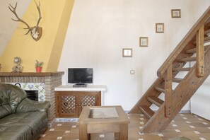 TV - Holiday Home 'Casa El Pino' with Shared Pool, Wi-Fi and Air Conditioning (Barbate)