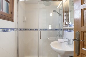 Shower, towels - Holiday Home 'Casa El Pino' with Shared Pool, Wi-Fi and Air Conditioning (Barbate)