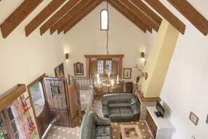 TV - Holiday Home 'Casa El Pino' with Shared Pool, Wi-Fi and Air Conditioning (Barbate)