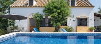 Holiday Home 'Casa El Pino' with Shared Pool, Wi-Fi and Air Conditioning