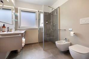 Dusche, Haartrockner, Handtücher