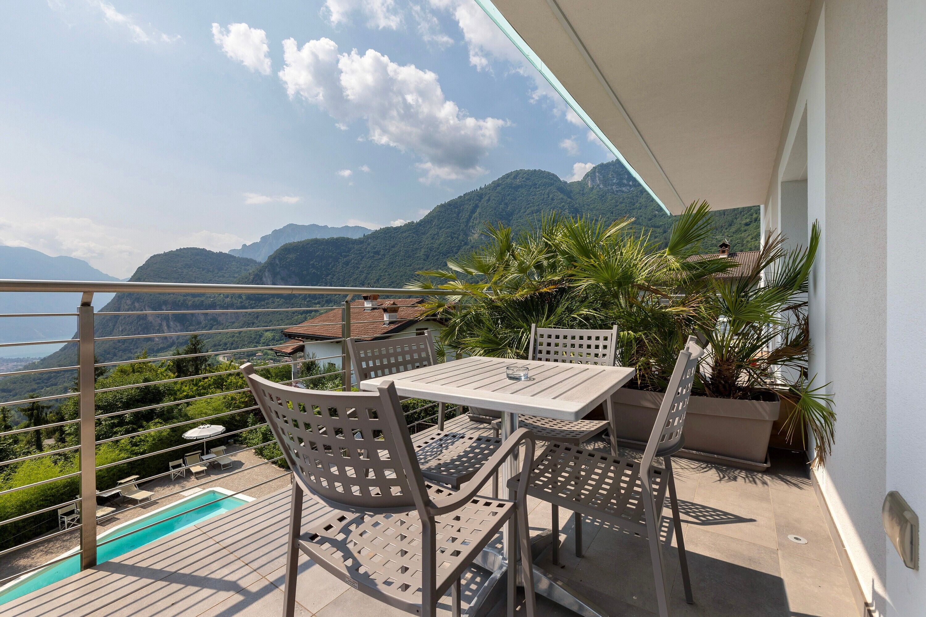 屋外ダイニングエリア