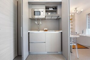 Frigorífico, microondas, placa de cocina y cafetera o tetera