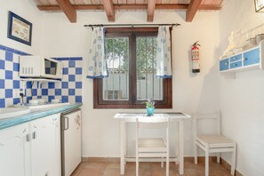 Køleskab, mikrobølgeovn, kogeplade, kaffe-/temaskine