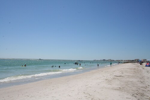 Cozy 2BR condo w/Pool in Gated community. close to beaches/resturants/shopping