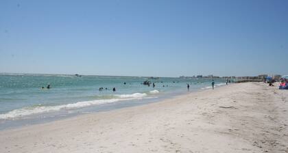 Cozy 2BR condo w/Pool in Gated community. close to beaches/resturants/shopping