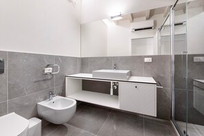 Douche, sèche-cheveux, serviettes fournies