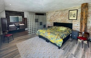 2 bedrooms, travel crib, free WiFi, bed sheets