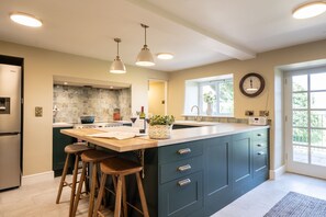 Fridge, oven, stovetop, dishwasher - Outstanding large dog friendly country house in the Cotswolds - Old Rectory (Miserden)