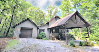 Horse Cove Haven, Charming, Woodsy Retreat