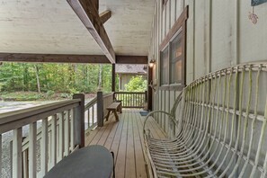 Terrace/patio - Horse Cove Haven, Charming, Woodsy Retreat (Highlands)