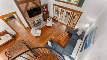 TV connectée, cheminée, livres