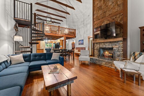 Horse Cove Haven, Charming, Woodsy Retreat