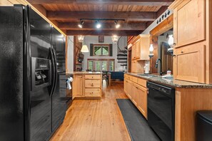 Fridge, microwave, stovetop, dishwasher
