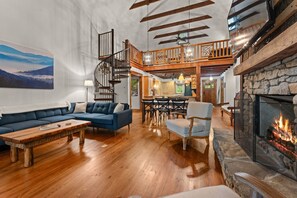 Smart TV, chimenea y libros 